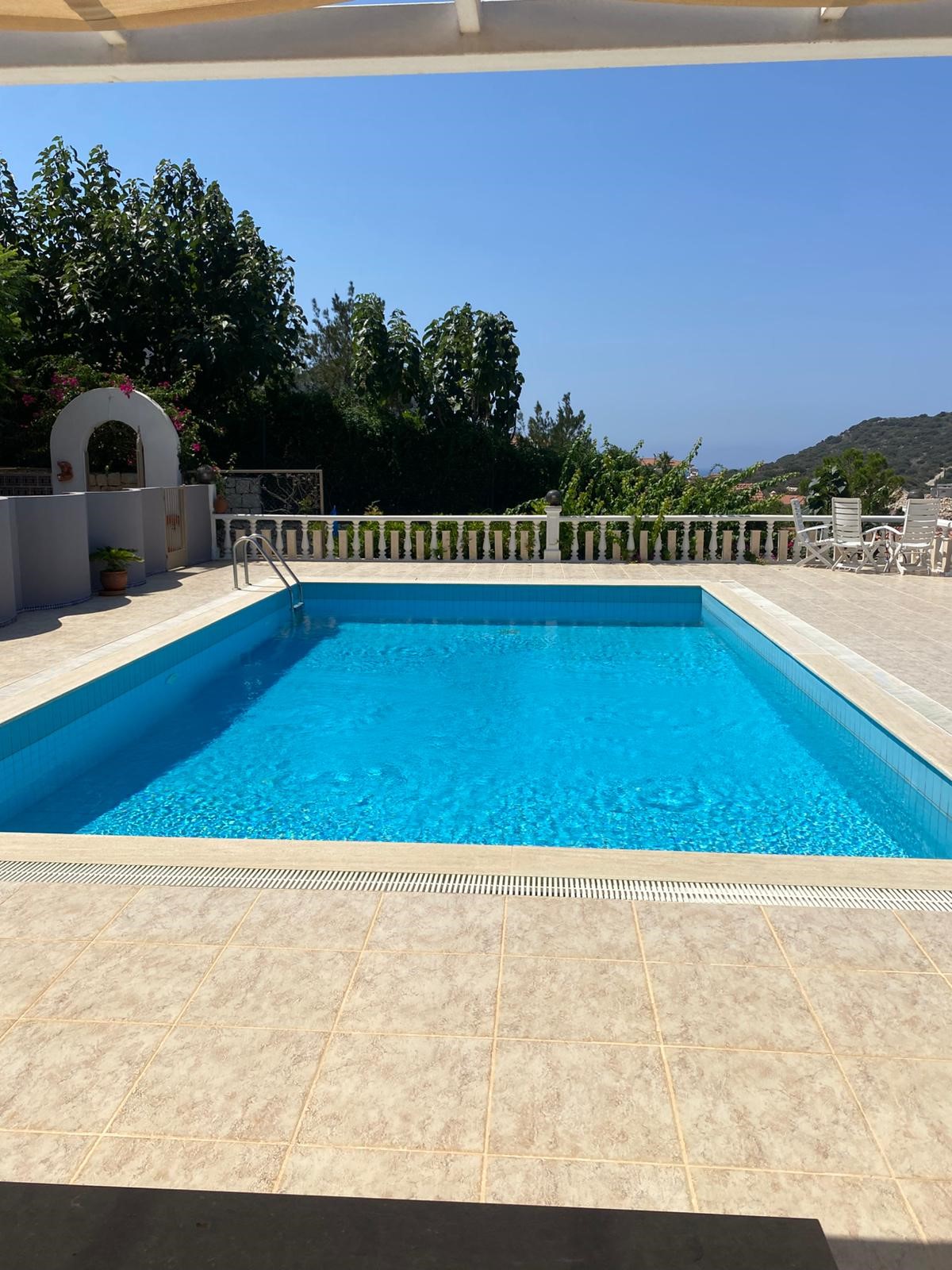 Çukurbağ yarımadasında deniz manzaralı muhteşem villa