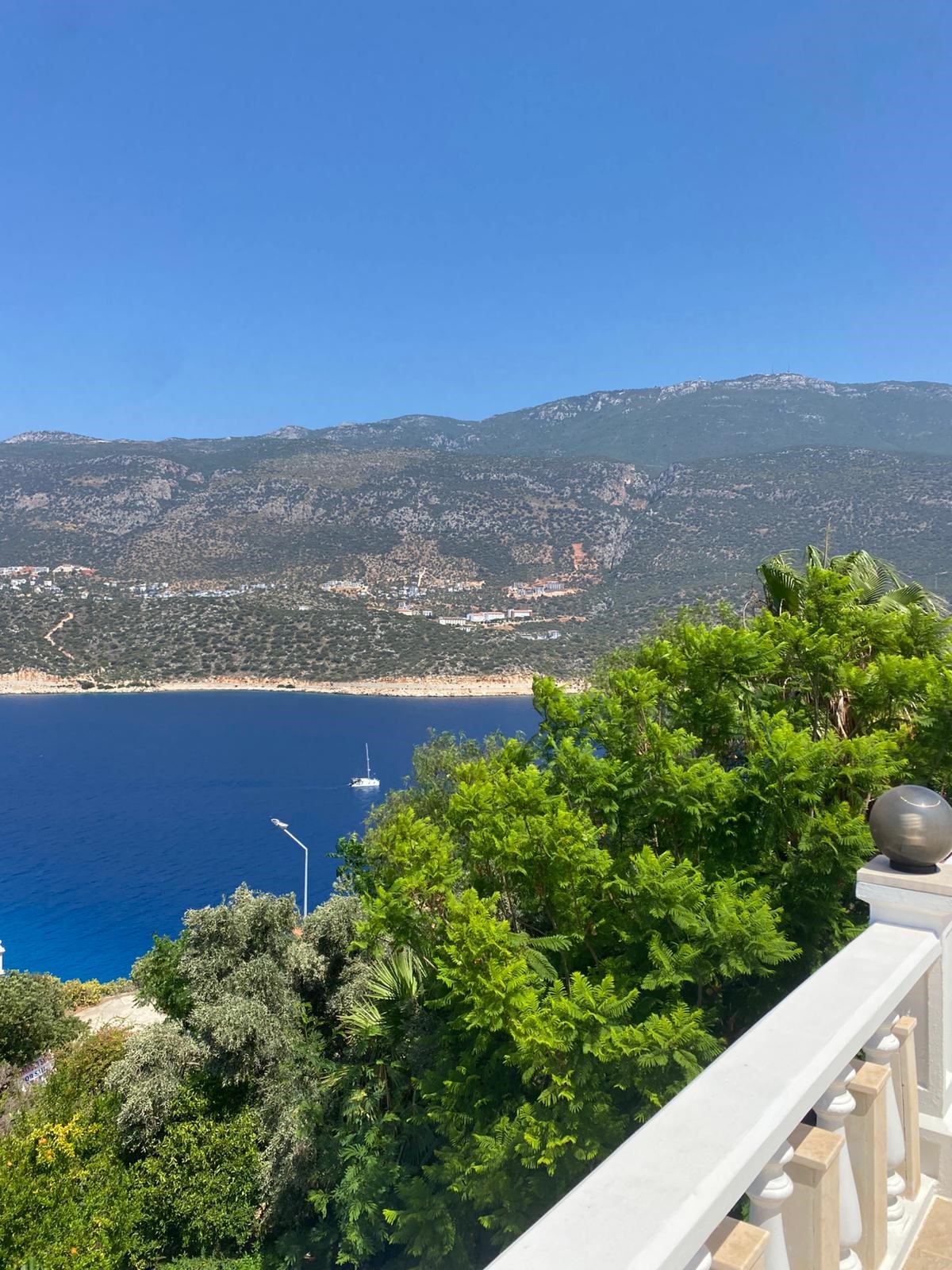 Çukurbağ yarımadasında deniz manzaralı muhteşem villa