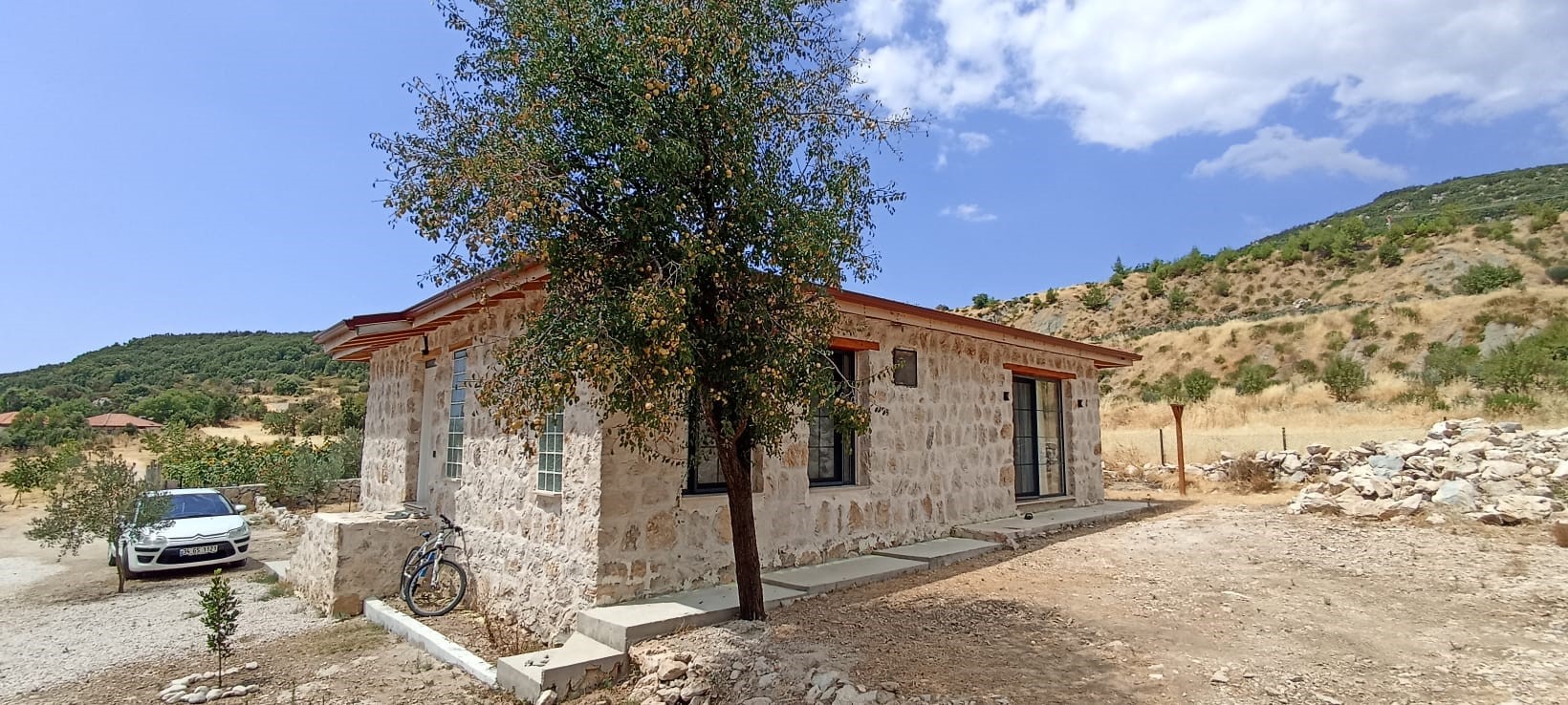 Kaş İkizce de 2 adet müstakil ev toplam 5687,52m2 arazi içinde !!!